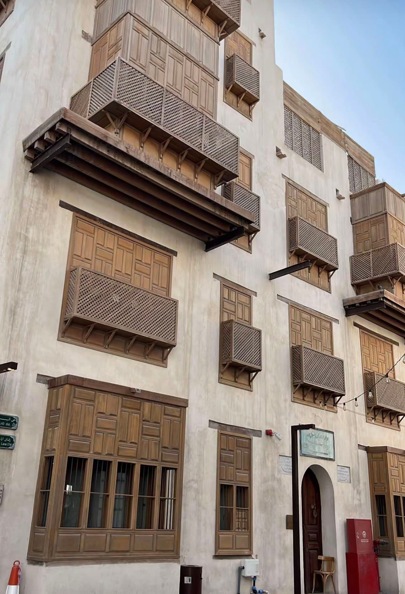 吉达历史之旅从吉达老城 (Jeddah Al-Balad) 开始，前往哈姆拉滨海大道 (Al-Hamra Corniche)。