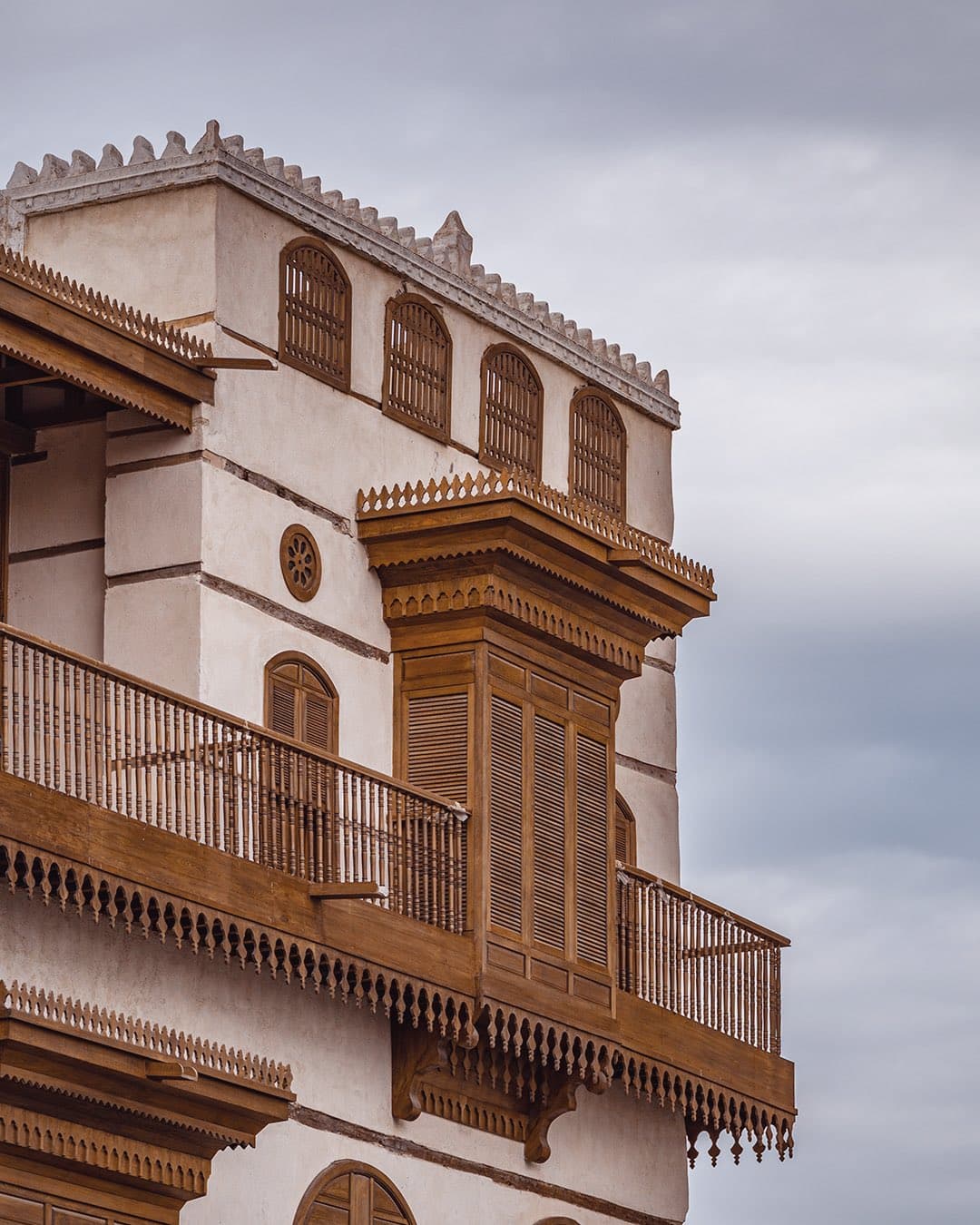吉达历史之旅从吉达老城 (Jeddah Al-Balad) 开始，前往哈姆拉滨海大道 (Al-Hamra Corniche)。