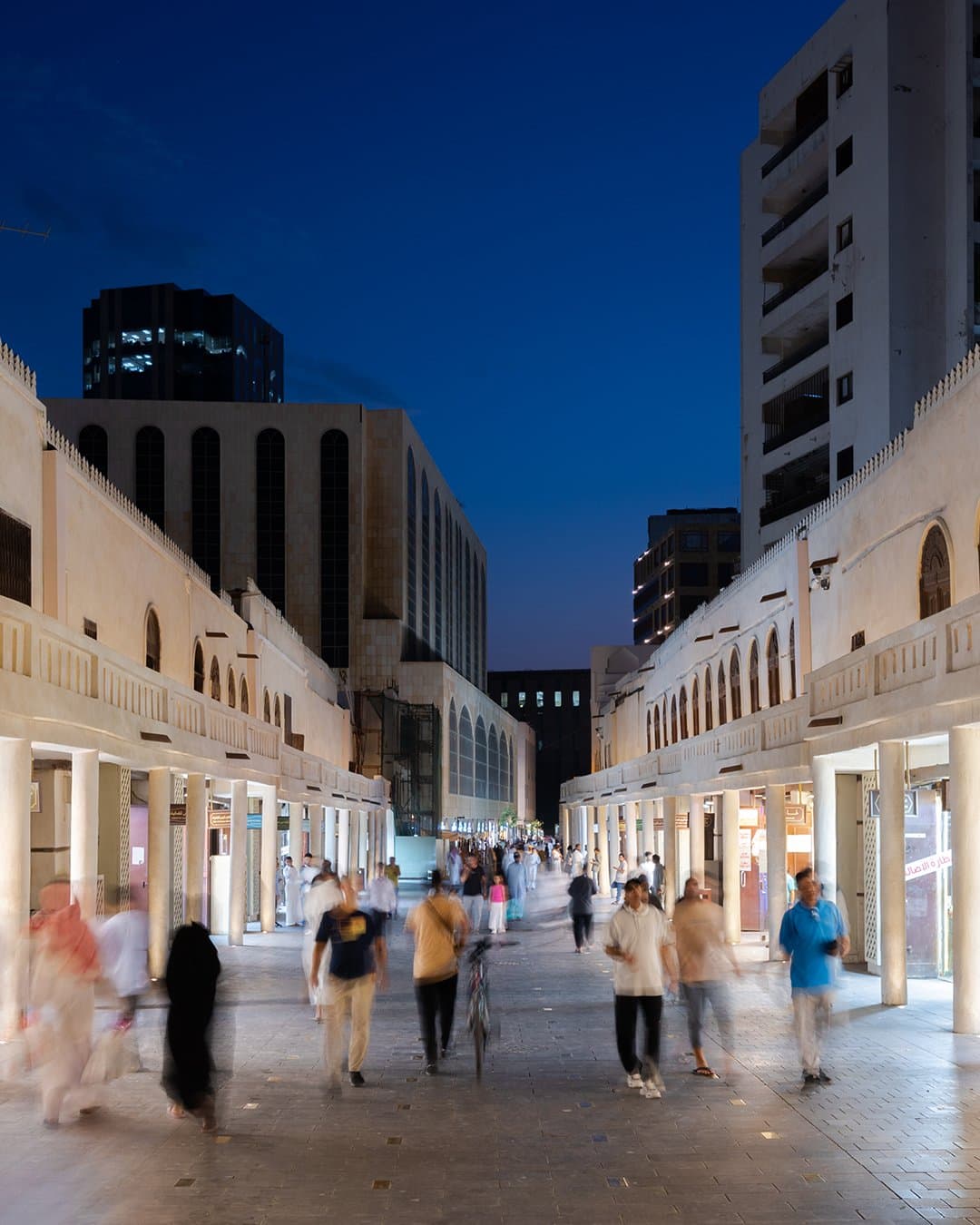 吉达历史之旅从吉达老城 (Jeddah Al-Balad) 开始，前往哈姆拉滨海大道 (Al-Hamra Corniche)。