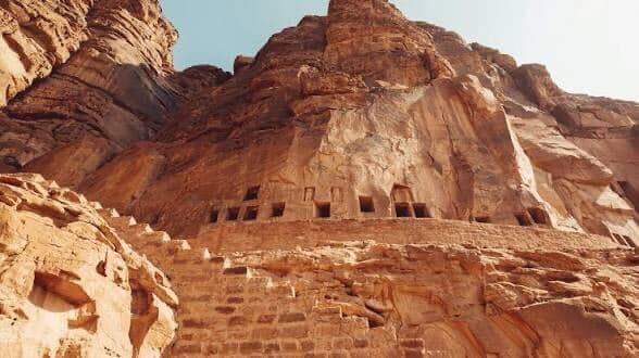 在欧拉 (Al-Ula) 住宿两晚，并游览达丹 (Dadan) 和阿克马 (Akmah)。