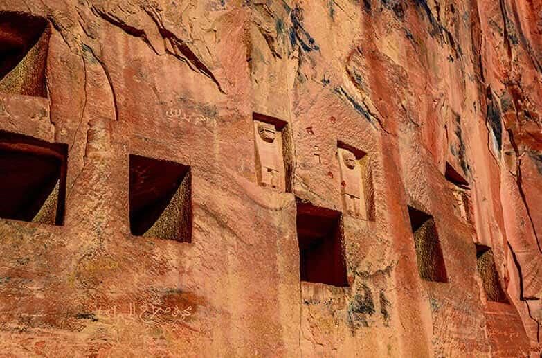 在欧拉 (Al-Ula) 住宿两晚，并游览达丹 (Dadan) 和阿克马 (Akmah)。