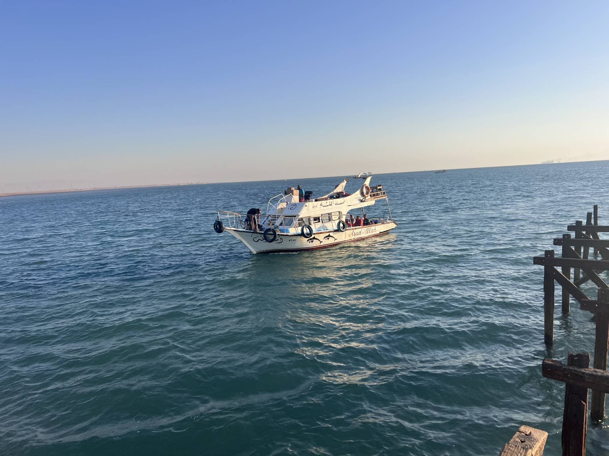 在红海中央乘船出海钓鱼