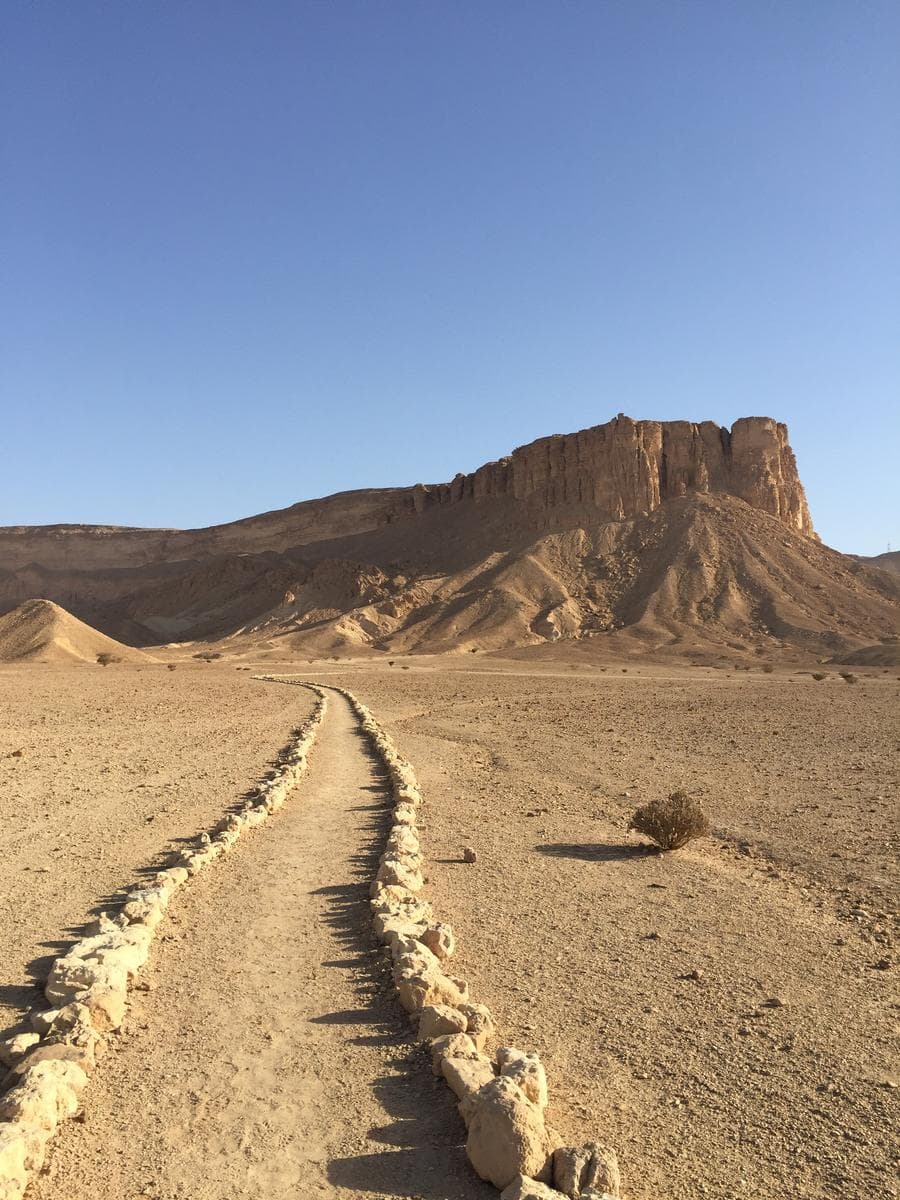 在阿尔曼朱尔步道徒步旅行